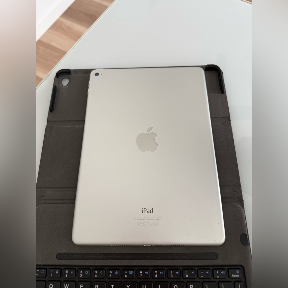 Apple iPad Air 2 with Anker Keyboard Case - Picture 5 of 7